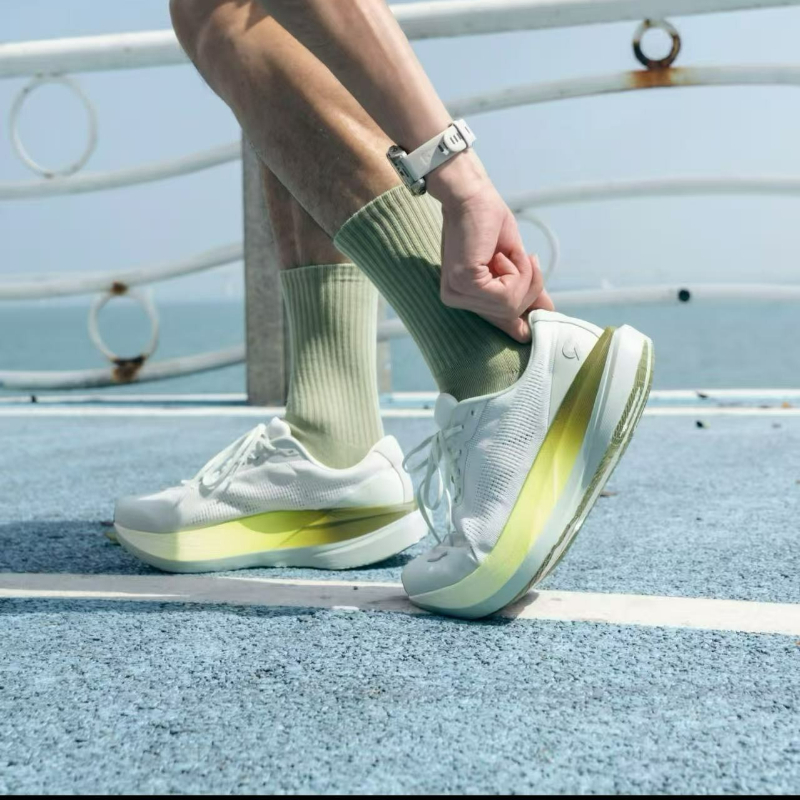 Professional Running Shoes Men - đánh giá và giá Outdoor Sport Flooring
